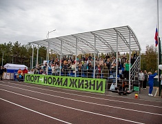 «Умную» спортивную площадку в Благовещенске открыли зарядкой и состязаниями