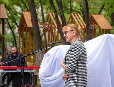 В Купеческом сквере в Благовещенске торжественно открыли новую скульптуру «Торговец с верблюдом»