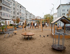 Жители еще двух благовещенских дворов получили современные игровые площадки