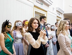 В Благовещенске в танце закружились более сотни студентов