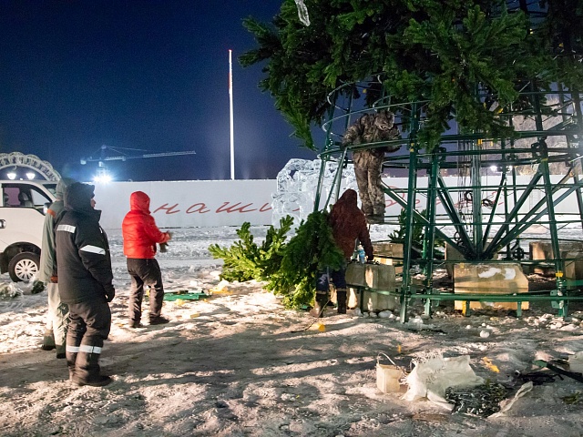 В Благовещенске убирают новогодние конструкции