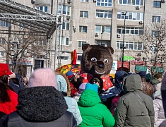 Благовещенцы проводили зиму блинами и хороводами