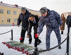 Мэр Благовещенска Олег Имамеев вручил кубок наставника месяца Виктору Ныркову