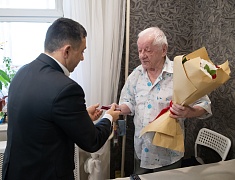 Мэр Олег Имамеев вручил юбилейную медаль "блокаднику" Валерию Великоборцу