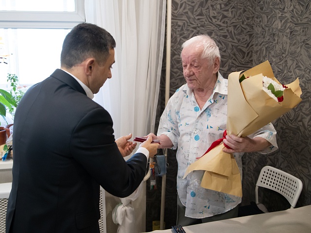 Мэр Олег Имамеев вручил юбилейную медаль "блокаднику" Валерию Великоборцу