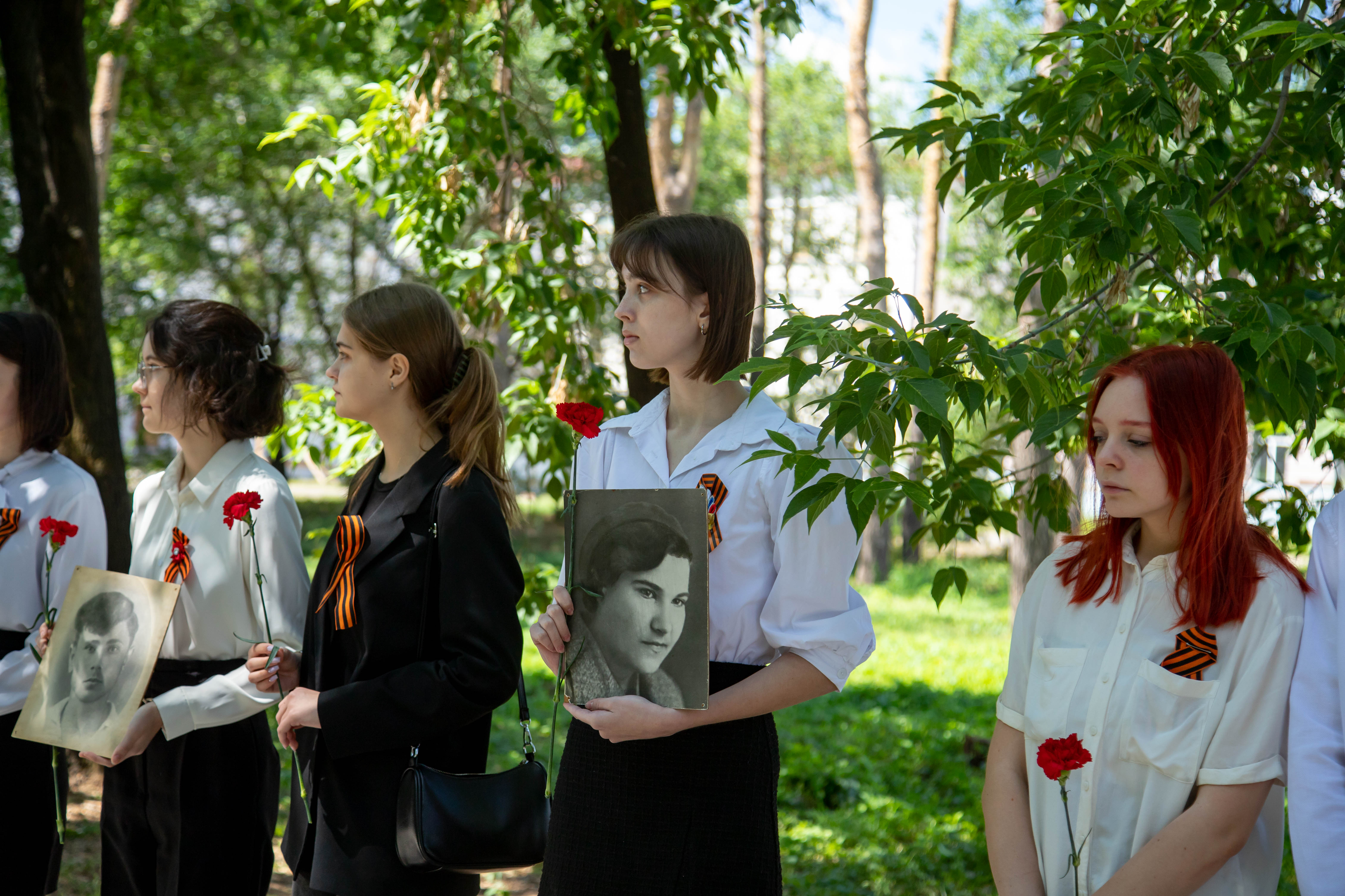 Цветы в память о подвиге советских солдат возложили в Благовещенске