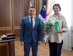 В Благовещенске чествовали известных благовещенцев — Елену Пастухову и Василия Семёнова. Они стали наставниками месяца