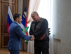 В Благовещенске чествовали известных благовещенцев — Елену Пастухову и Василия Семёнова. Они стали наставниками месяца