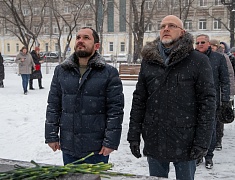 В День Героев России мэр Олег Имамеев и городские депутаты возложили цветы к памятнику Юрию Кузнецова