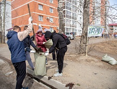 Мэр Благовещенска Олег Имамеев вместе с фан-клубом города очистил еще одну городскую территорию