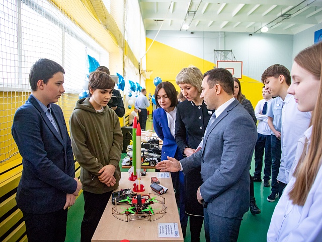 Мэр Благовещенска Олег Имамеев посетил выставку "Дня детских изобретений" в 16 школе