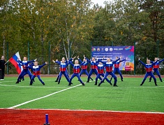 «Умную» спортивную площадку в Благовещенске открыли зарядкой и состязаниями