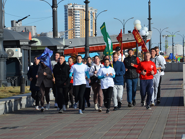 Благовещенская молодежь пробежала по набережной и посадила деревья в парке