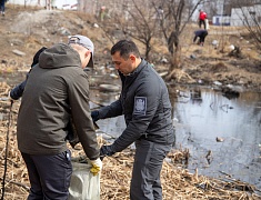 Мэр Благовещенска Олег Имамеев вместе с фан-клубом города очистил еще одну городскую территорию