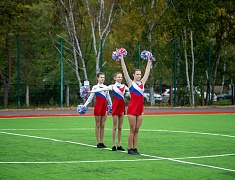 «Умную» спортивную площадку в Благовещенске открыли зарядкой и состязаниями