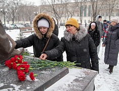 В День Героев России мэр Олег Имамеев и городские депутаты возложили цветы к памятнику Юрию Кузнецова
