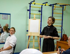 В Амурском медколледже прошел мастер-класс по рисованию для участников проекта «Целебная магия цвета»