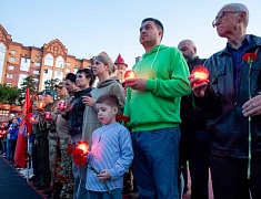 В Благовещенске на площади Победы зажгли «Свечи памяти»