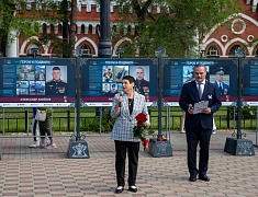 Мэр Благовещенска в День России вручил паспорта 13 юным благовещенцам