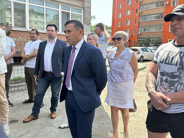 Городские, областные власти и прокуратура, вмешались в ход ремонта фасада дома на улице Новой