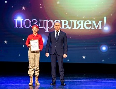 Мэр Благовещенска Олег Имамеев вручил премию одарённым детям по итогам 2022 года