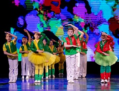 Мэр города Олег Имамеев поздравил благовещенский ансамбль "Ровесники" с 57-летием