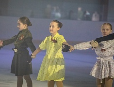 Юные благовещенские фигуристы представили программу «Помним сердцем», посвященную Дню Победы