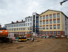 В новой школе в микрорайоне Благовещенска утепляют фасад и готовятся запускать тепло