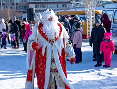 На площади Ленина для детей провели праздник со сказочными персонажами