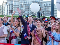 Почти 1200 благовещенских выпускников прошли в торжественном шествии по центру Благовещенска 
