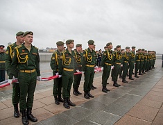 В честь Дня Победы в Благовещенске развернули знамя Победы