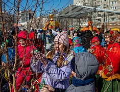 Благовещенцы проводили зиму блинами и хороводами