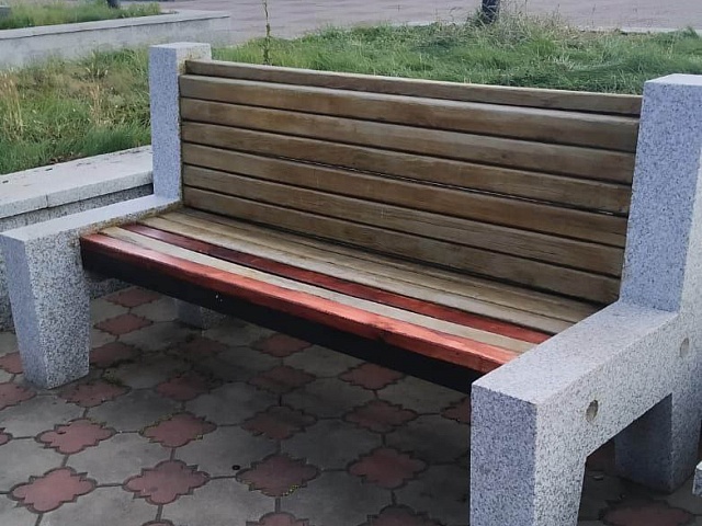 Рабочие ГСТК восстановили поврежденные скамьи на набережной Благовещенска 