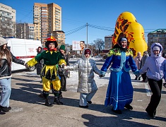 Благовещенцы проводили зиму блинами и хороводами