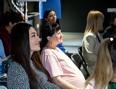 Беременным благовещенкам рассказали о пользе аэробики, о питании и воспитании