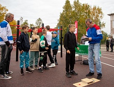 «Умную» спортивную площадку в Благовещенске открыли зарядкой и состязаниями