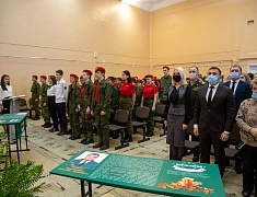 В одной из школ Благовещенска установили первые парты Героев