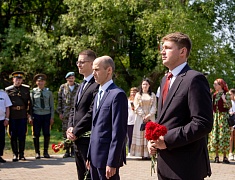 В день города прошли торжественные церемонии возложения цветов