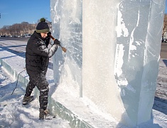 На площади Ленина приступили к оформлению зимнего городка