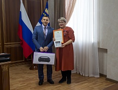 Мэр Олег Имамеев наградил победителей конкурса "Снежная открытка 2022" 