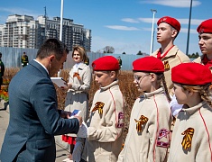 В амурской столице в преддверии Дня Победы подняли Копию Знамени Победы