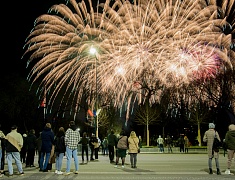 Небо над Благовещенском озарил высотный фейерверк