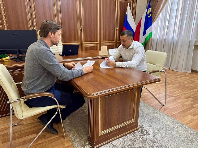«Наша главная цель – создавать комфортные условия для жизни благовещенцев, и я рад, что у нас есть такая поддержка на федеральном уровне»: мэр города Олег Имамеев встретился с сенатором РФ от Амурской области Артёмом Шейкиным