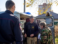 Сотрудники ГОЧС раздают пожарные извещатели