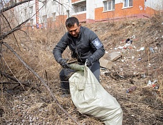 Мэр Благовещенска Олег Имамеев вместе с фан-клубом города очистил еще одну городскую территорию