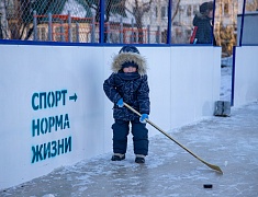 Хоккею с мячом учили ребят из благовещенского двора на Зейской