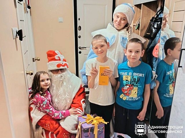 Дети, написавшие письма Деду Морозу на «Елку желаний» получают загаданные подарки