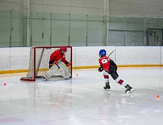 В Благовещенске провели турнир по хоккею с мячом в память об участнике спецоперации