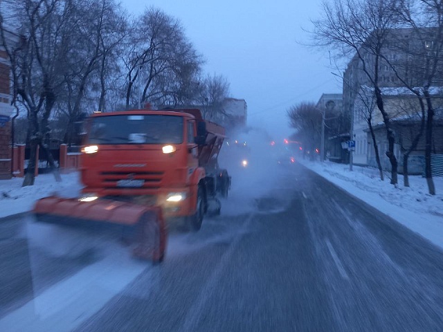 ГСТК чистит Благовещенск от выпавшего накануне снега