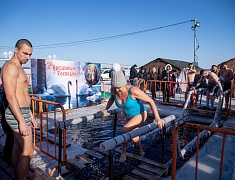  Благовещенцы окунулись в прорубь на Крещение